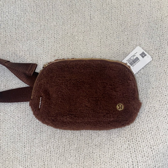 Lululemon Everywhere Belt Bag 1L Fleece - Picture 5 of 5